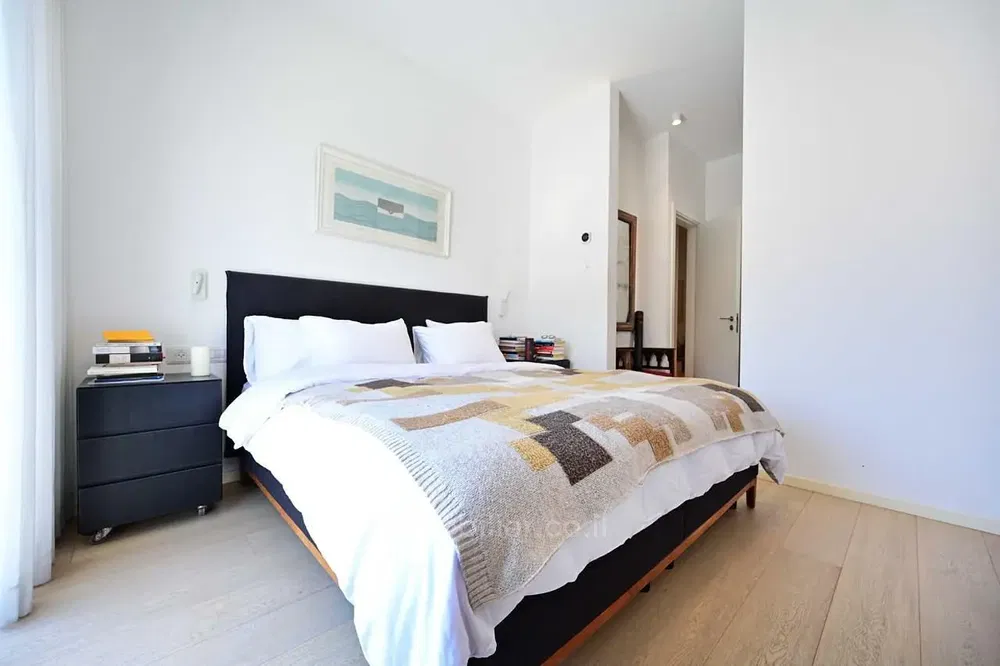 غرفة معيشة; أرضية خشبية, ضوء طبيعي, أسلوب عصري, أسقف عالية