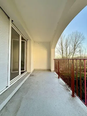 Кухня; кухненски уреди, дървен под, естествена светлина, модерен стил, ремонтиран