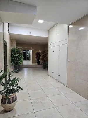 Soggiorno; pavimento in legno, luce naturale, stile moderno, soffitti alti