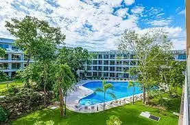 Salon; parquet, lumière naturelle, style moderne, hauteur sous plafond