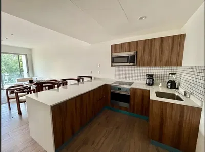 Salon; parquet, lumière naturelle, style moderne, hauteur sous plafond