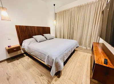 Salon; parquet, lumière naturelle, style moderne, hauteur sous plafond