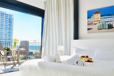 Salon; parquet, lumière naturelle, style moderne, hauteur sous plafond