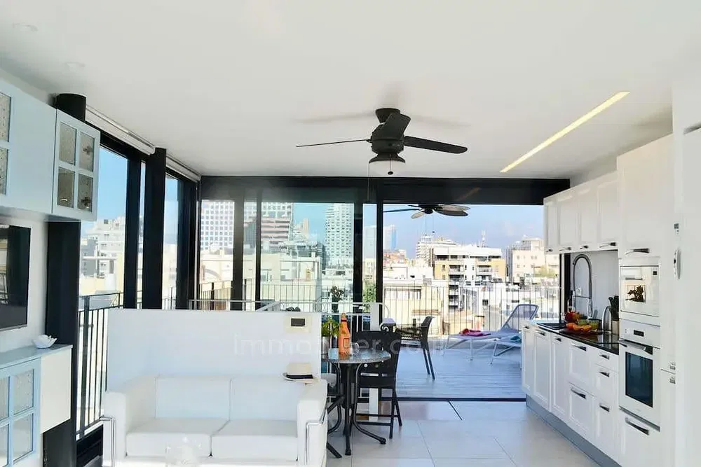 Salon; parquet, lumière naturelle, style moderne, hauteur sous plafond