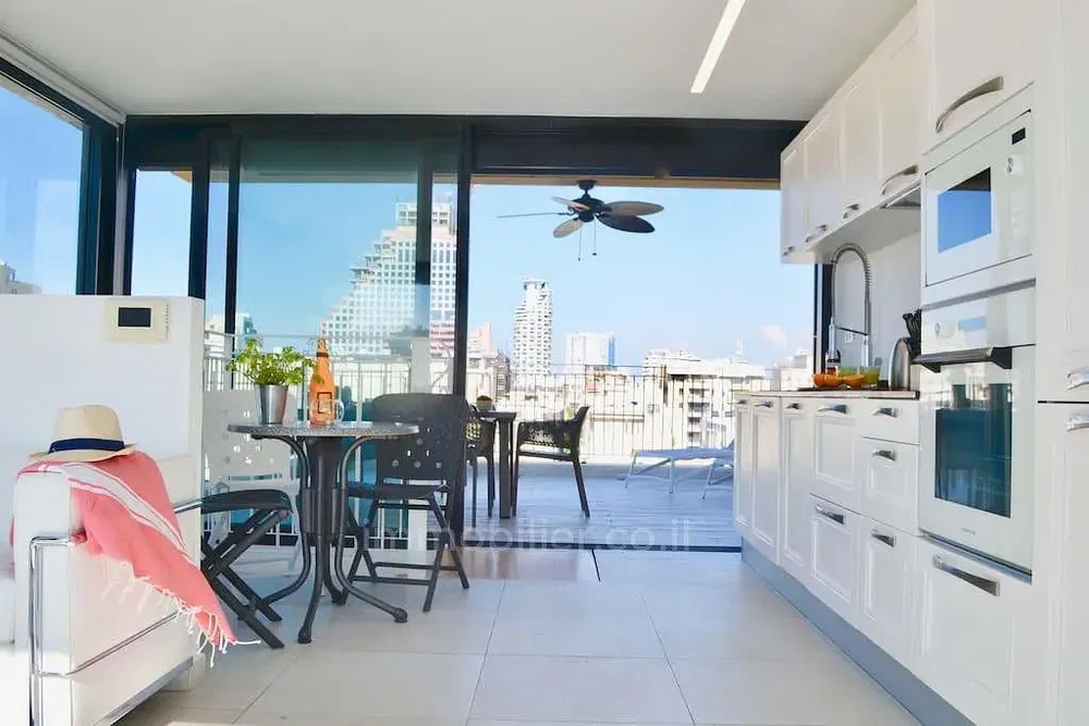 Cuisine; électroménager, parquet, lumière naturelle, style moderne, rénové