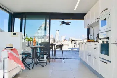 Cuisine; électroménager, parquet, lumière naturelle, style moderne, rénové