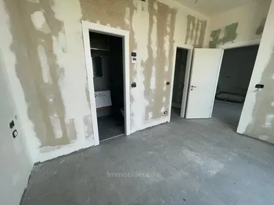 Salon; parquet, lumière naturelle, style moderne, hauteur sous plafond