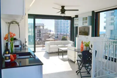 Cuisine; électroménager, parquet, lumière naturelle, style moderne, rénové