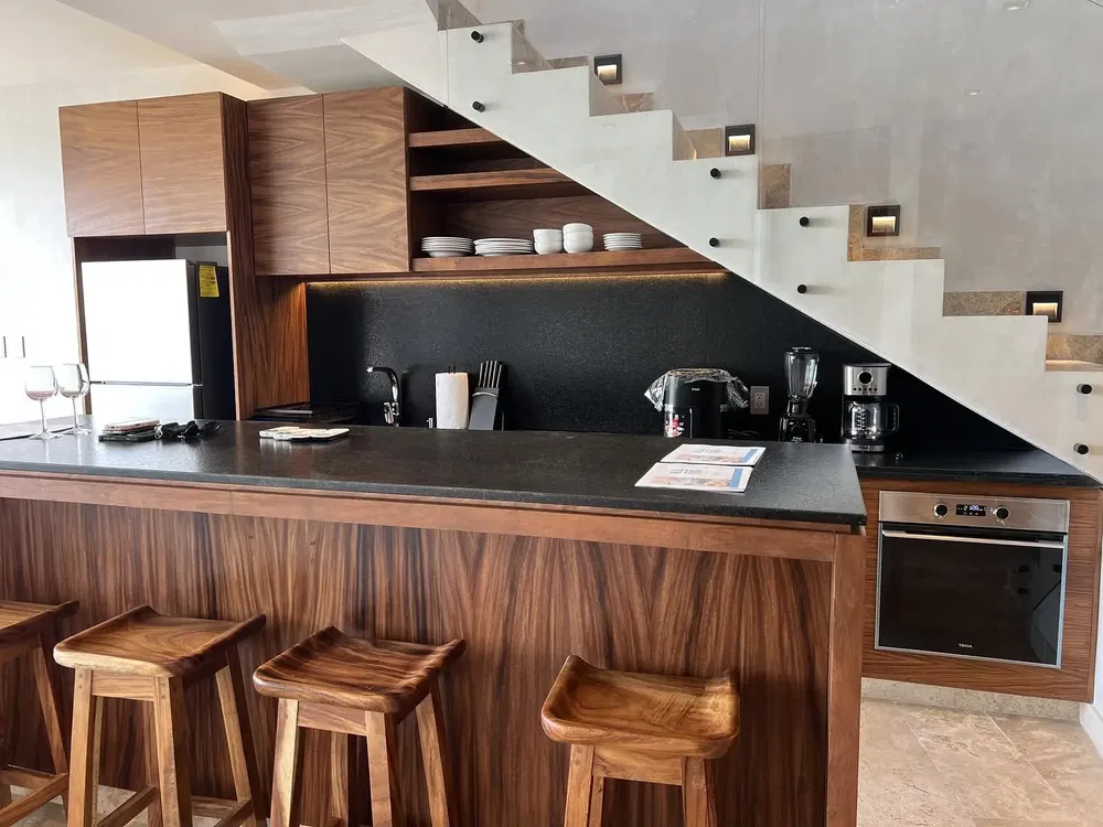 Salon; parquet, lumière naturelle, style moderne, hauteur sous plafond