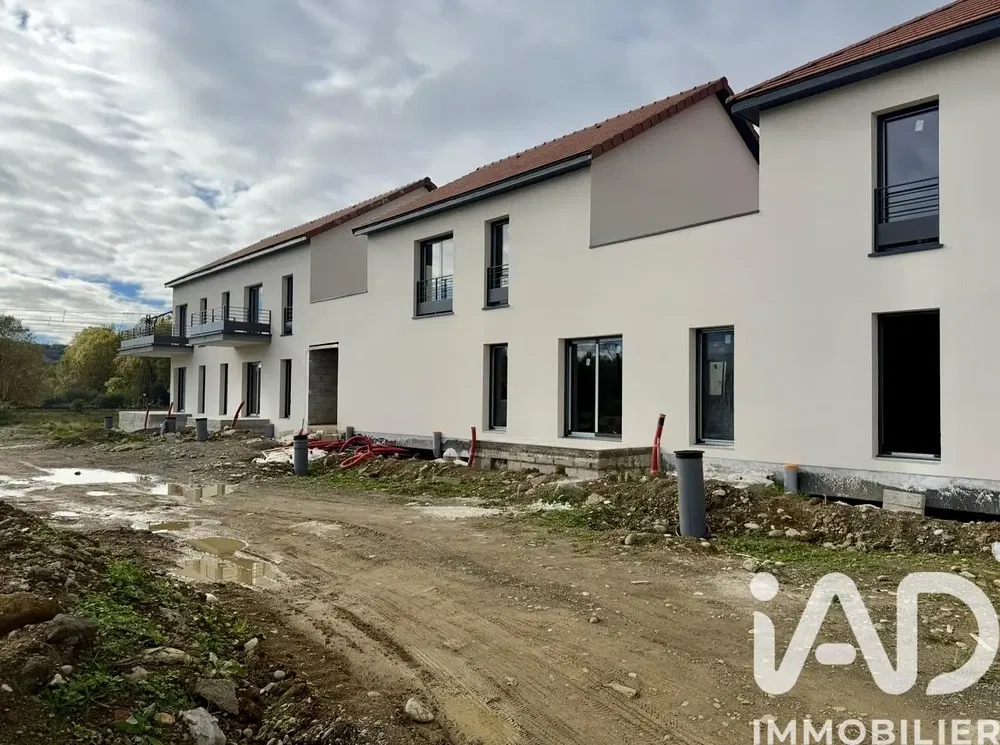 Woonkamer; houten vloer, natuurlijk licht, moderne stijl, hoge plafonds