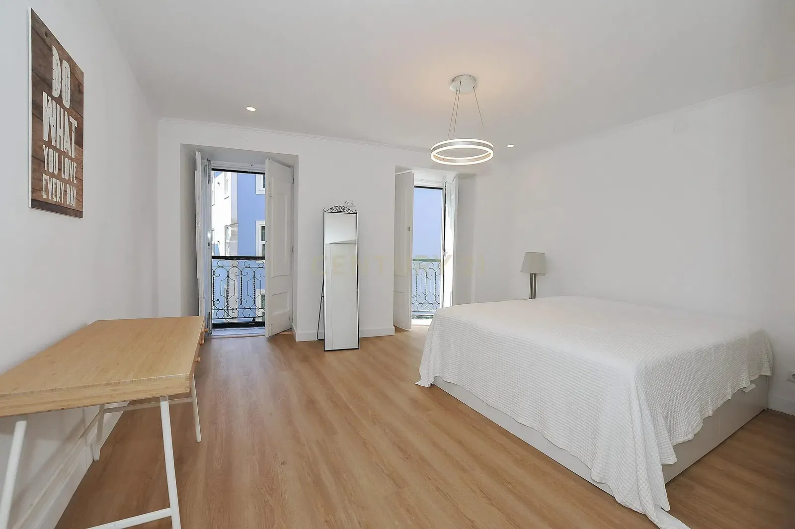 Living room; wood floor, natural light, modern style, high ceiling