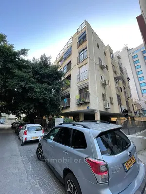 Soggiorno; pavimento in legno, luce naturale, stile moderno, soffitti alti