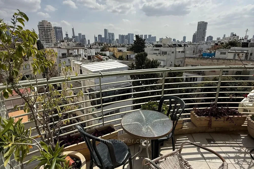Salon; parquet, lumière naturelle, style moderne, hauteur sous plafond