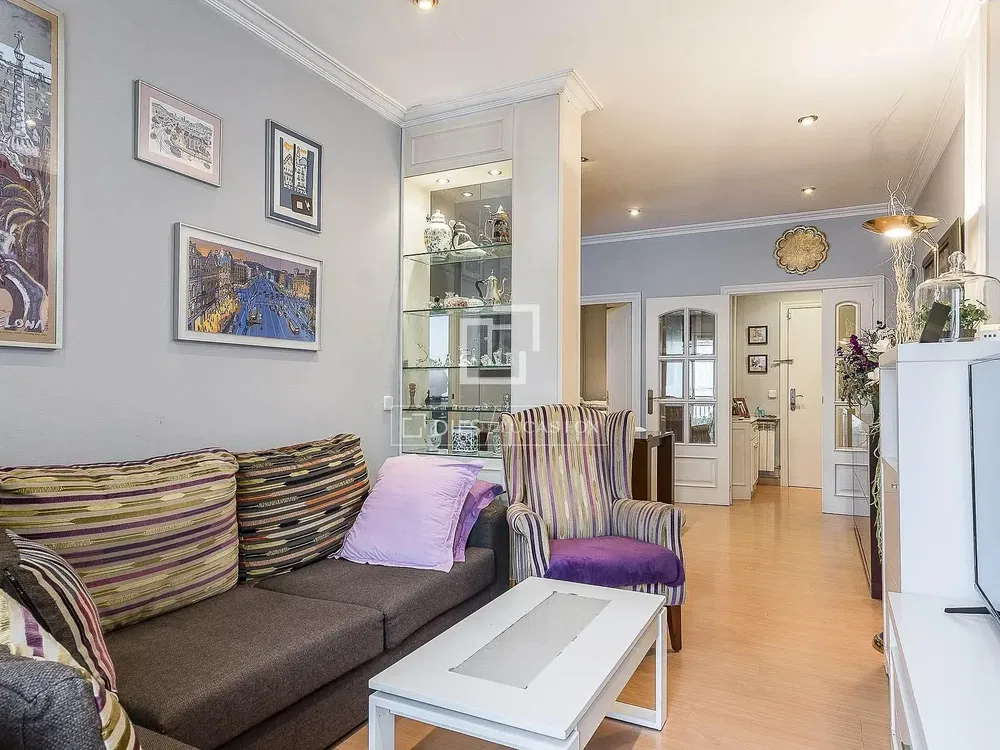 Living room; wood floor, natural light, modern style, high ceiling