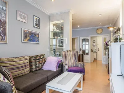 Sala de estar; chão de madeira, luz natural, estilo moderno, teto alto