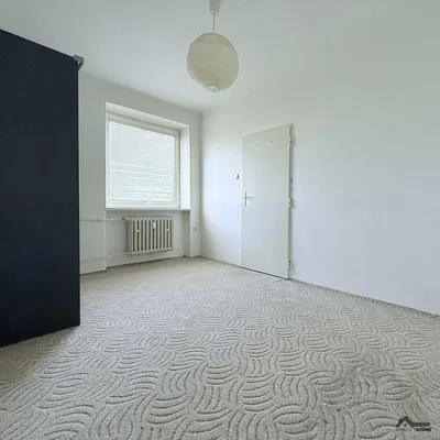 Salon; parquet, lumière naturelle, style moderne, hauteur sous plafond