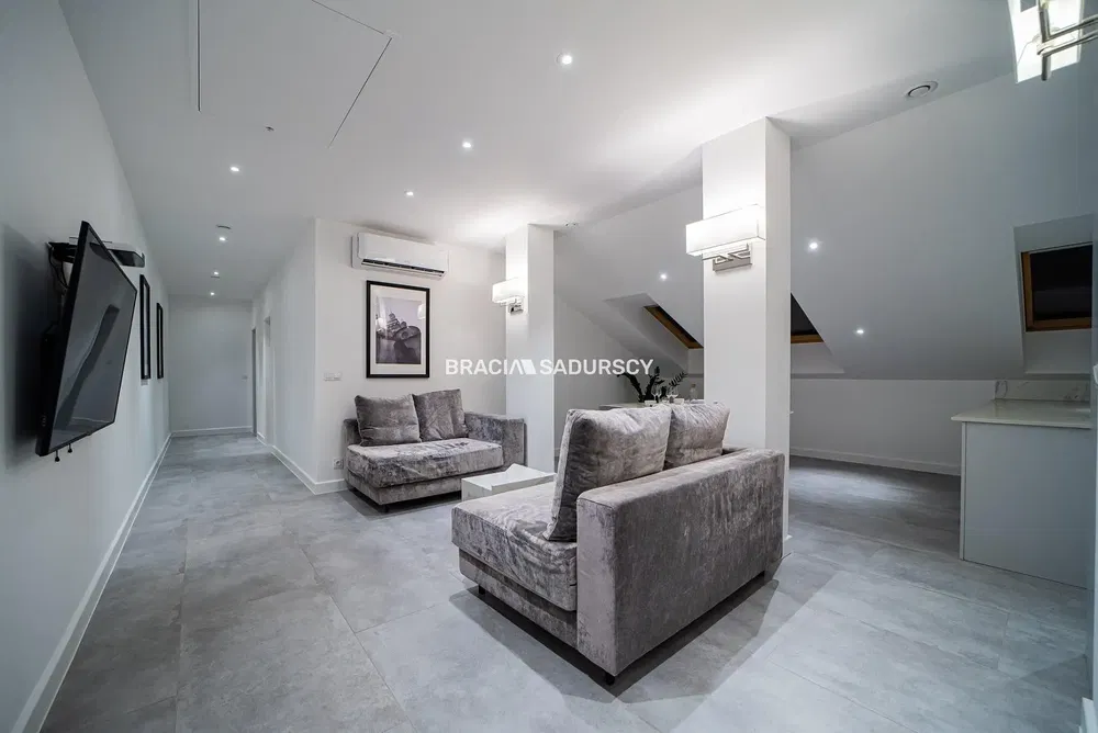 Κουζίνα; συσκευές κουζίνας, ξύλινο πάτωμα, φυσικό φως, μοντέρνο στυλ, ανακαινισμένο