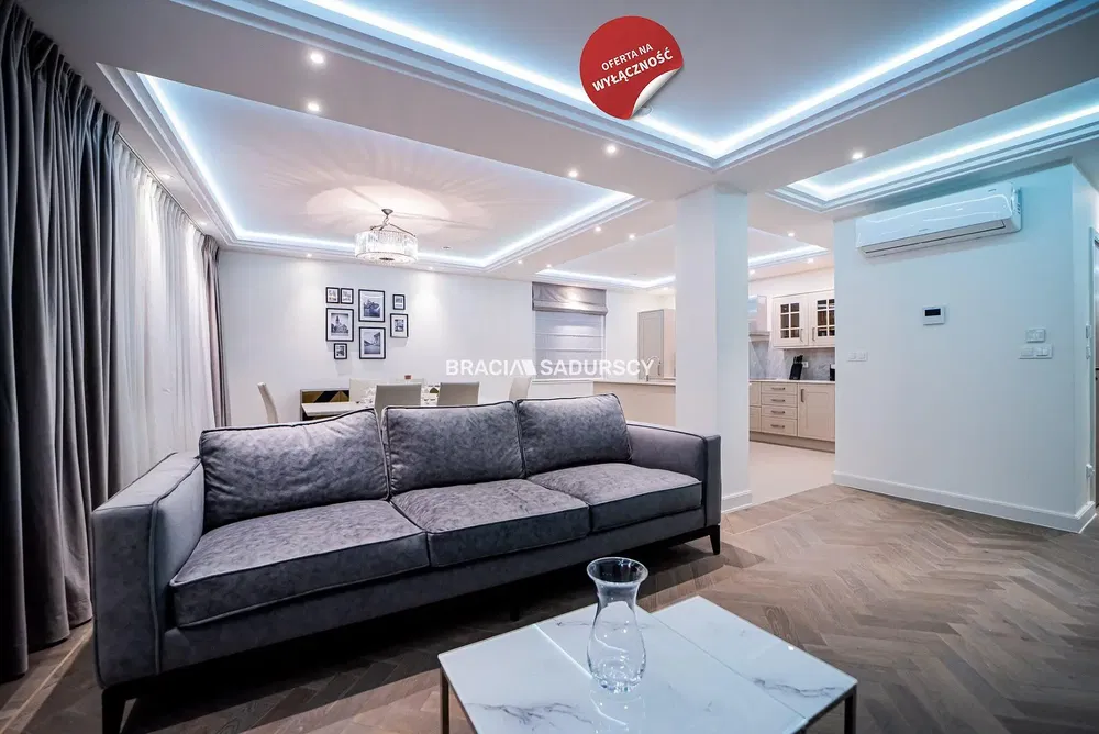 Σαλόνι; ξύλινο πάτωμα, φυσικό φως, μοντέρνο στυλ, ψηλά ταβάνια