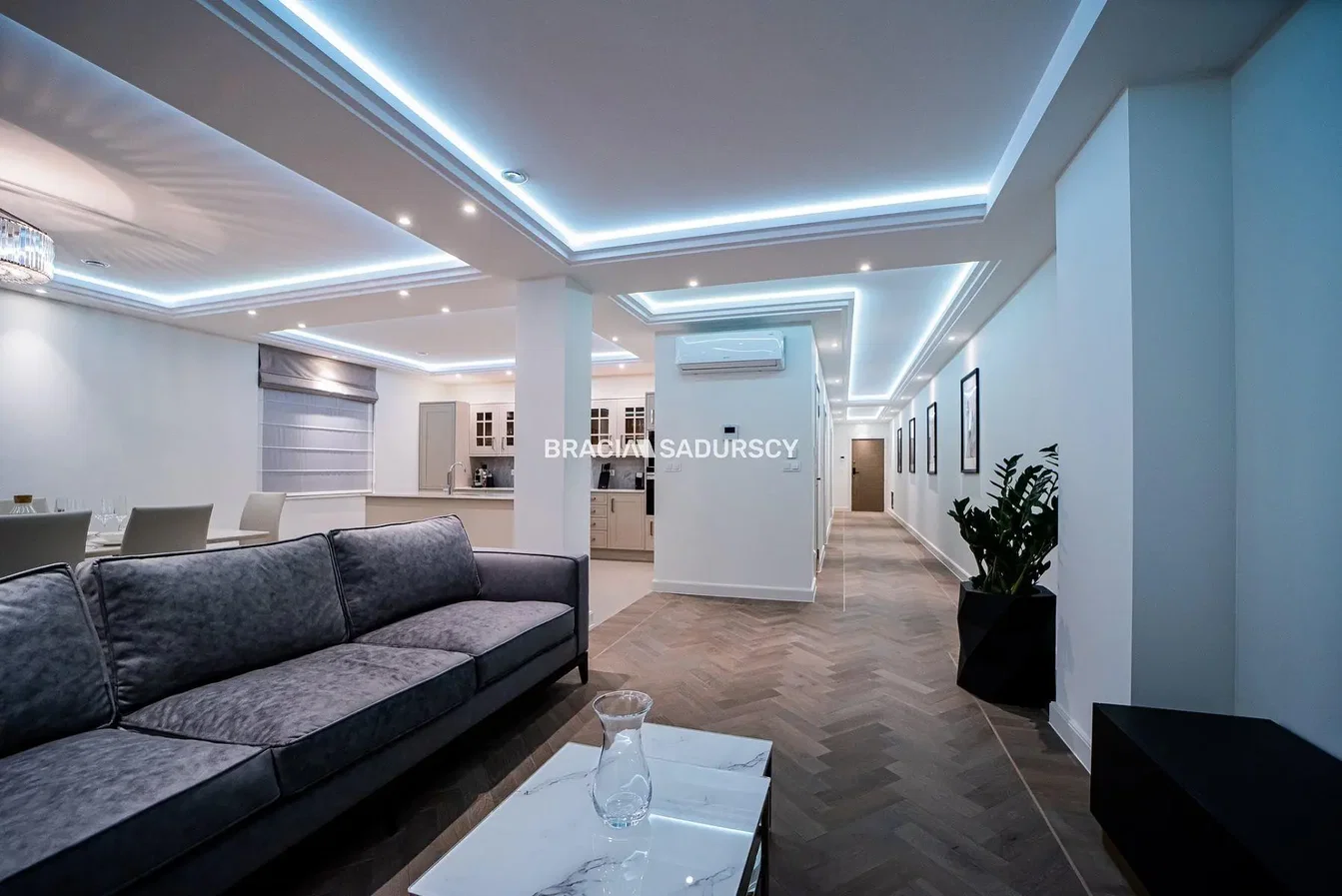 Kuhinja; kućanski aparati, drveni pod, prirodna svjetlost, moderan stil, renoviran