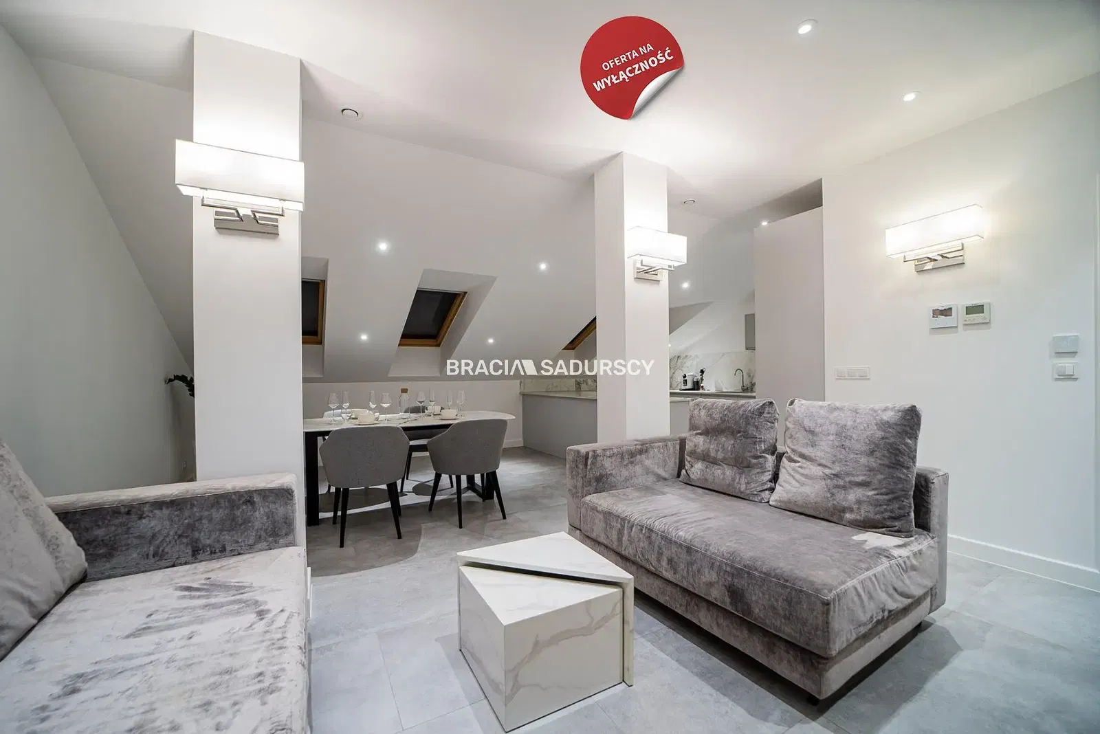 Κουζίνα; συσκευές κουζίνας, ξύλινο πάτωμα, φυσικό φως, μοντέρνο στυλ, ανακαινισμένο