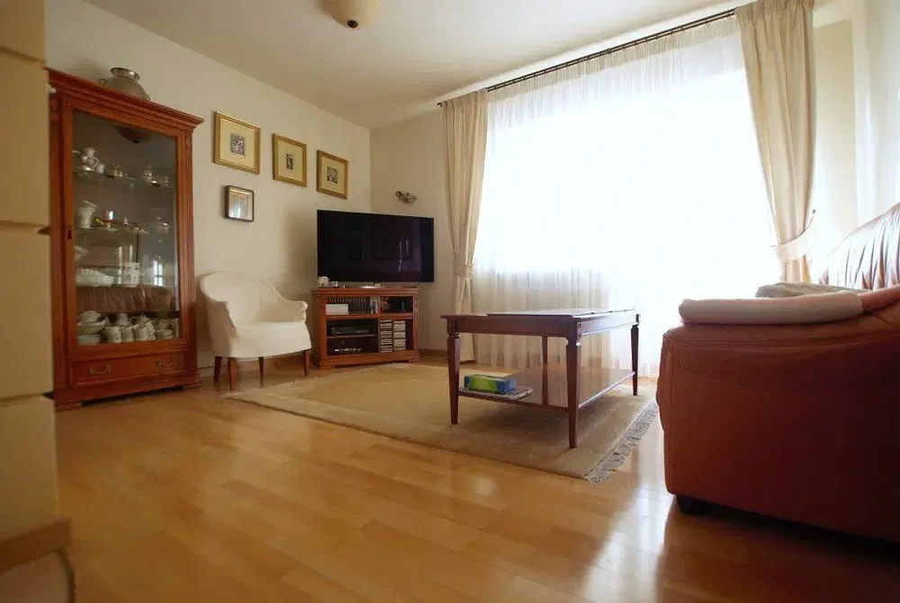 Wohnzimmer; holzboden, tageslicht, moderner stil, hohe decken