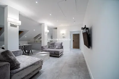 Σαλόνι; ξύλινο πάτωμα, φυσικό φως, μοντέρνο στυλ, ψηλά ταβάνια