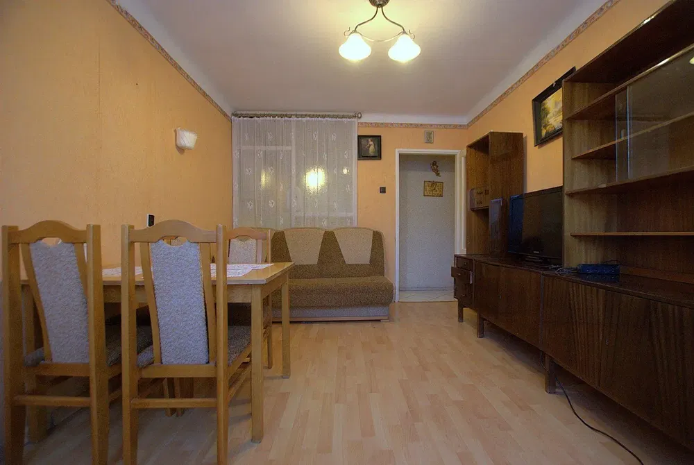 Wohnzimmer; holzboden, tageslicht, moderner stil, hohe decken