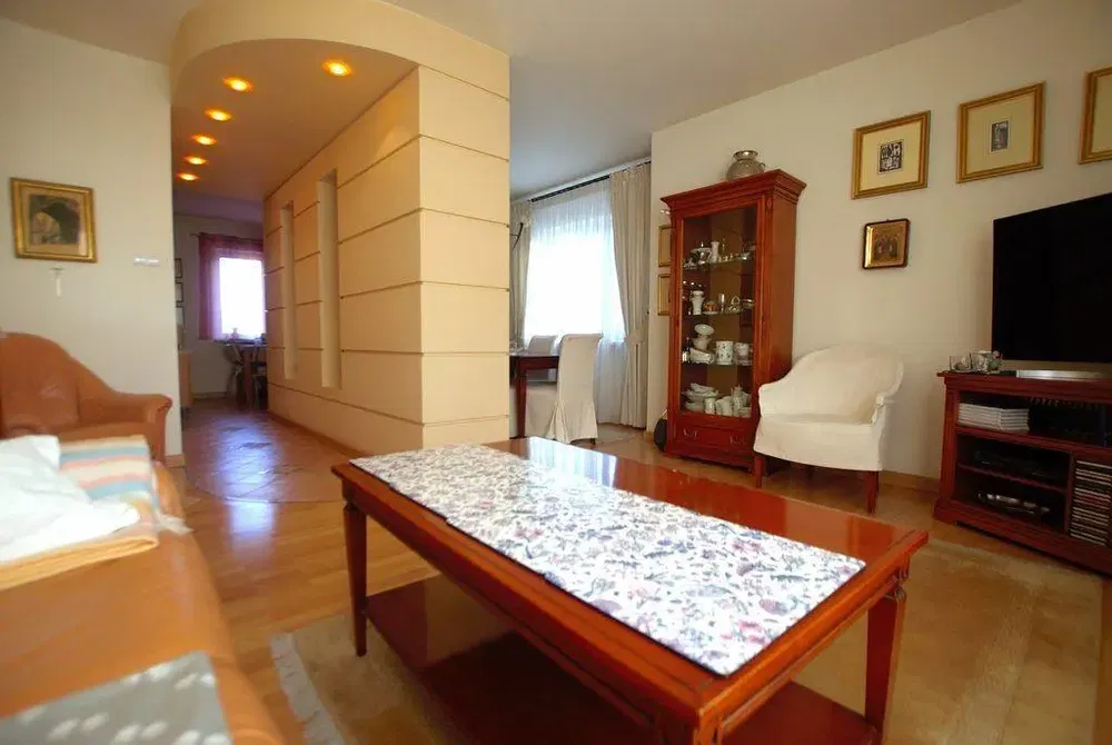 Wohnzimmer; holzboden, tageslicht, moderner stil, hohe decken