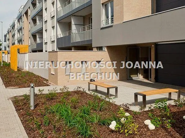 Σαλόνι; ξύλινο πάτωμα, φυσικό φως, μοντέρνο στυλ, ψηλά ταβάνια