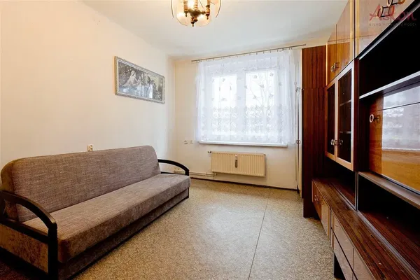 Σαλόνι; ξύλινο πάτωμα, φυσικό φως, μοντέρνο στυλ, ψηλά ταβάνια