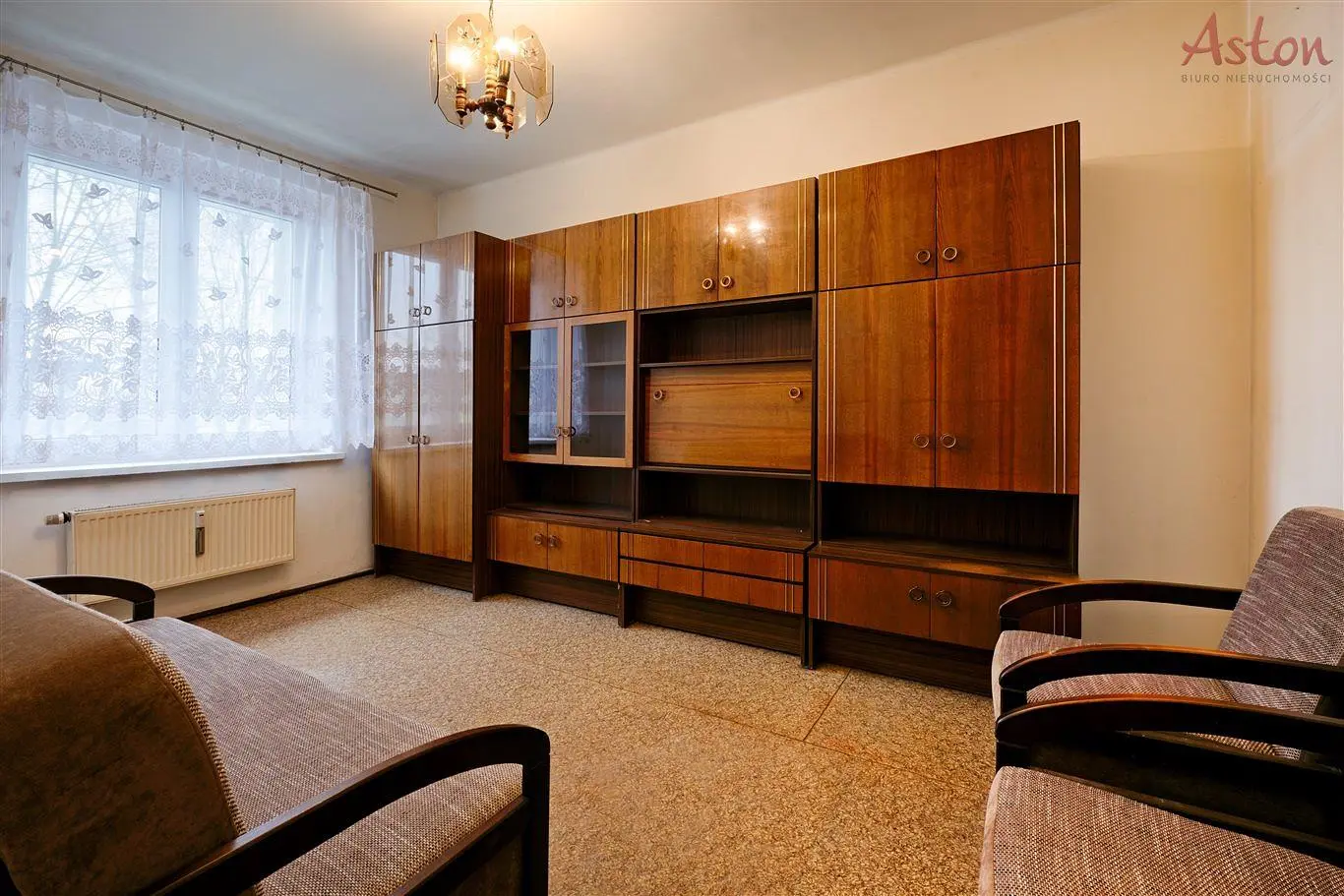 Σαλόνι; ξύλινο πάτωμα, φυσικό φως, μοντέρνο στυλ, ψηλά ταβάνια