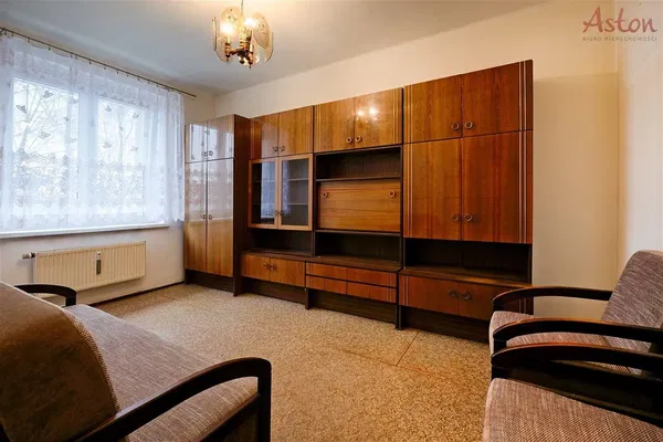 Σαλόνι; ξύλινο πάτωμα, φυσικό φως, μοντέρνο στυλ, ψηλά ταβάνια