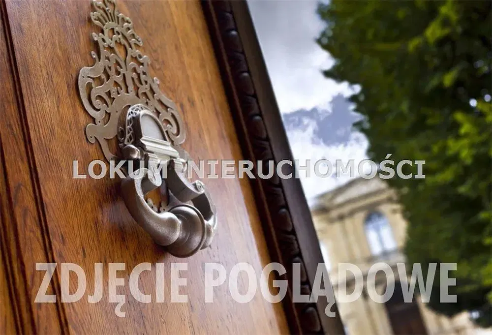 Soggiorno; pavimento in legno, luce naturale, stile moderno, soffitti alti