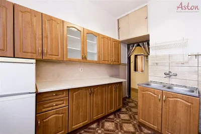 Σαλόνι; ξύλινο πάτωμα, φυσικό φως, μοντέρνο στυλ, ψηλά ταβάνια