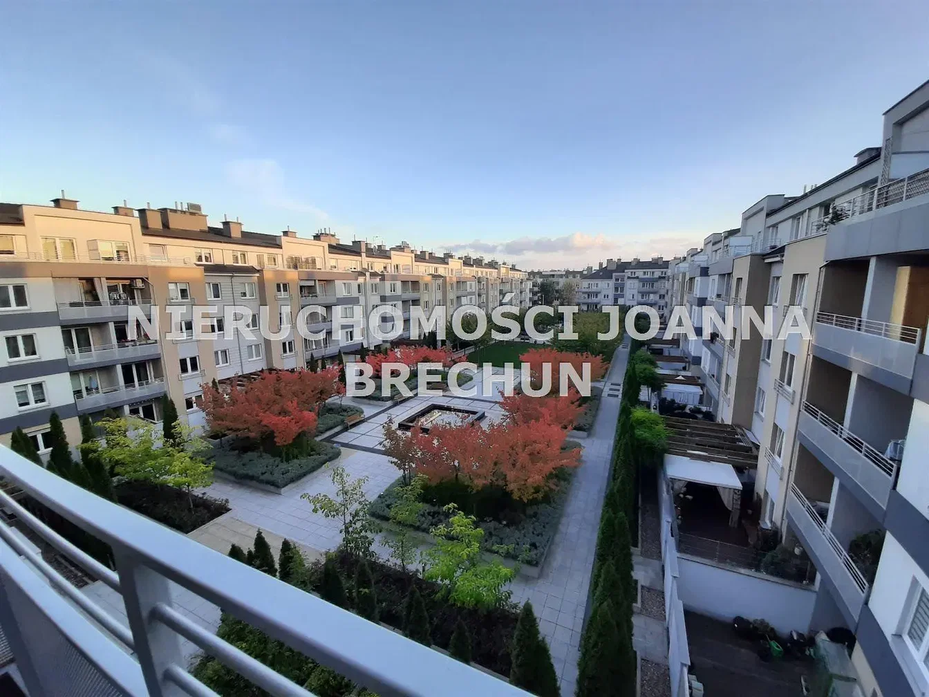 Σαλόνι; ξύλινο πάτωμα, φυσικό φως, μοντέρνο στυλ, ψηλά ταβάνια