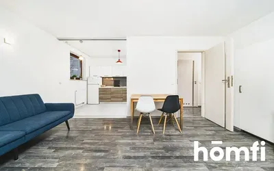 Salon; parquet, lumière naturelle, style moderne, hauteur sous plafond