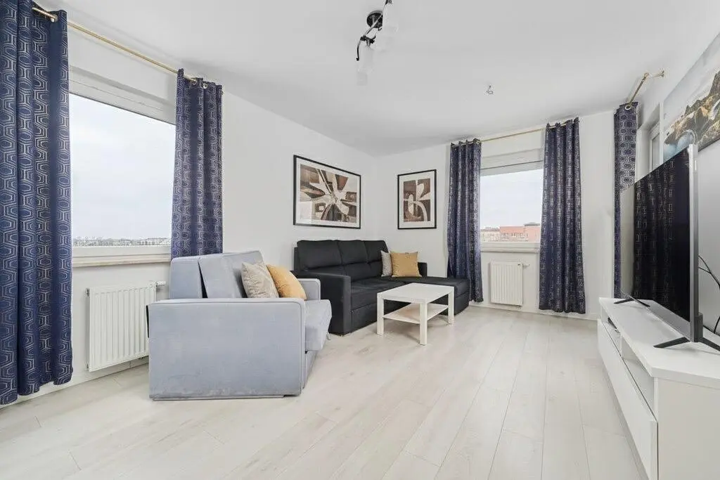 Salon; parquet, lumière naturelle, style moderne, hauteur sous plafond