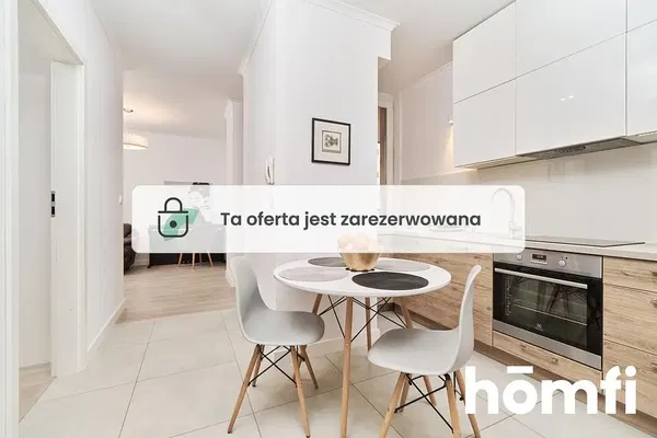 Living room; wood floor, natural light, modern style, high ceiling