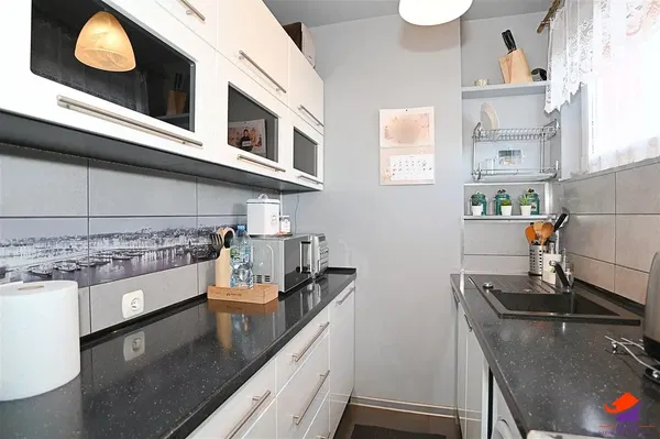 Σαλόνι; ξύλινο πάτωμα, φυσικό φως, μοντέρνο στυλ, ψηλά ταβάνια