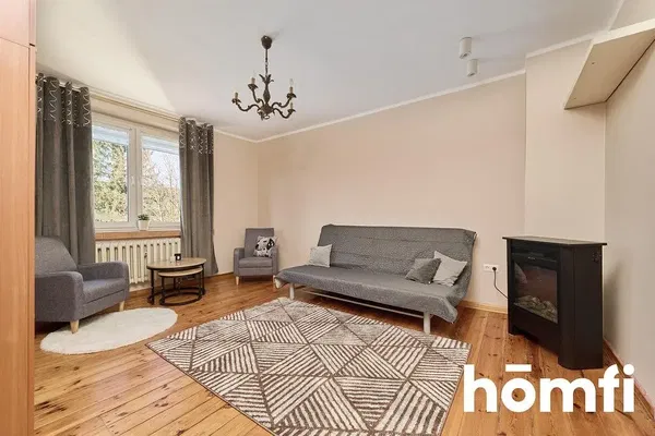 Salon; parquet, lumière naturelle, style moderne, hauteur sous plafond