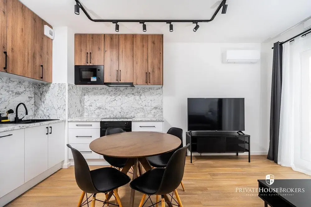 Σαλόνι; ξύλινο πάτωμα, φυσικό φως, μοντέρνο στυλ, ψηλά ταβάνια