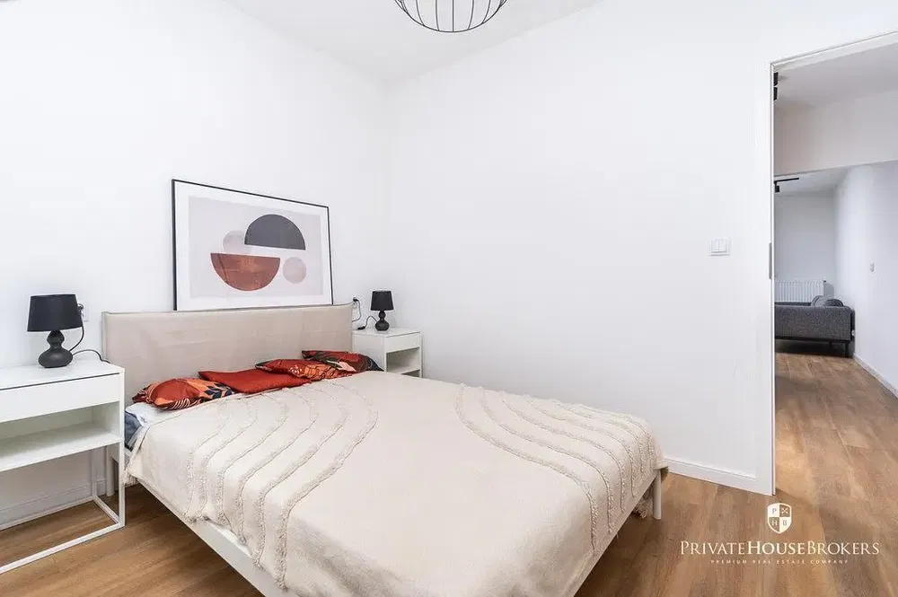 Σαλόνι; ξύλινο πάτωμα, φυσικό φως, μοντέρνο στυλ, ψηλά ταβάνια