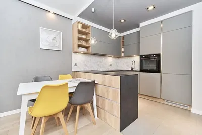 Salon; podłoga drewniana, światło dzienne, styl nowoczesny, wysokie sufity