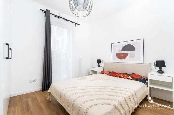 Κουζίνα; συσκευές κουζίνας, ξύλινο πάτωμα, φυσικό φως, μοντέρνο στυλ, ανακαινισμένο