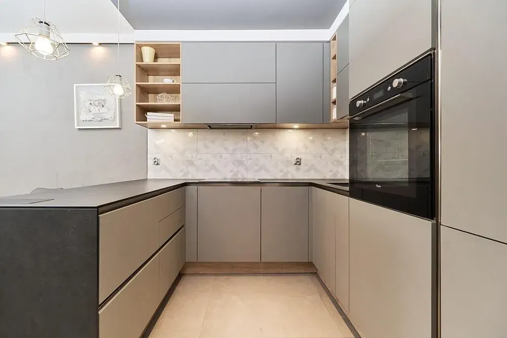 Kuchnia; sprzęt kuchenny, podłoga drewniana, światło dzienne, styl nowoczesny, wyremontowany