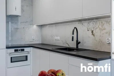 Woonkamer; houten vloer, natuurlijk licht, moderne stijl, hoge plafonds