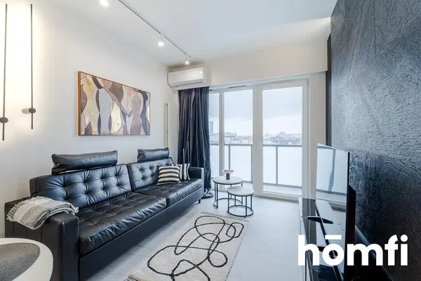 Keuken; keukenapparatuur, houten vloer, natuurlijk licht, moderne stijl, gerenoveerd