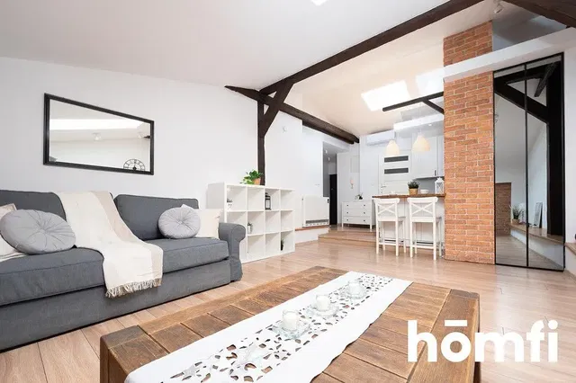 Wohnzimmer; holzboden, tageslicht, moderner stil, hohe decken