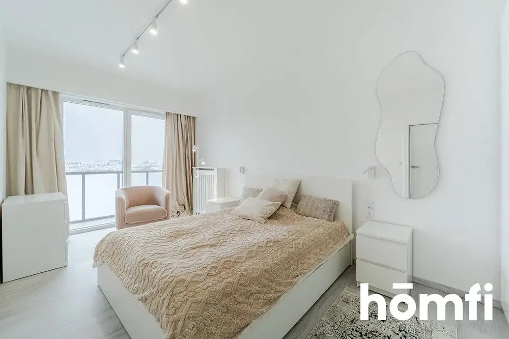 Keuken; keukenapparatuur, houten vloer, natuurlijk licht, moderne stijl, gerenoveerd