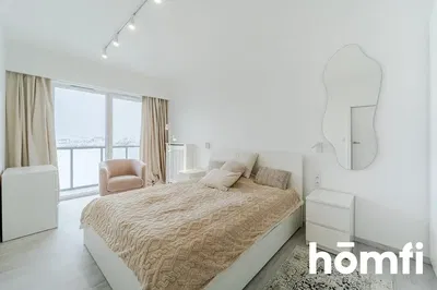 Keuken; keukenapparatuur, houten vloer, natuurlijk licht, moderne stijl, gerenoveerd